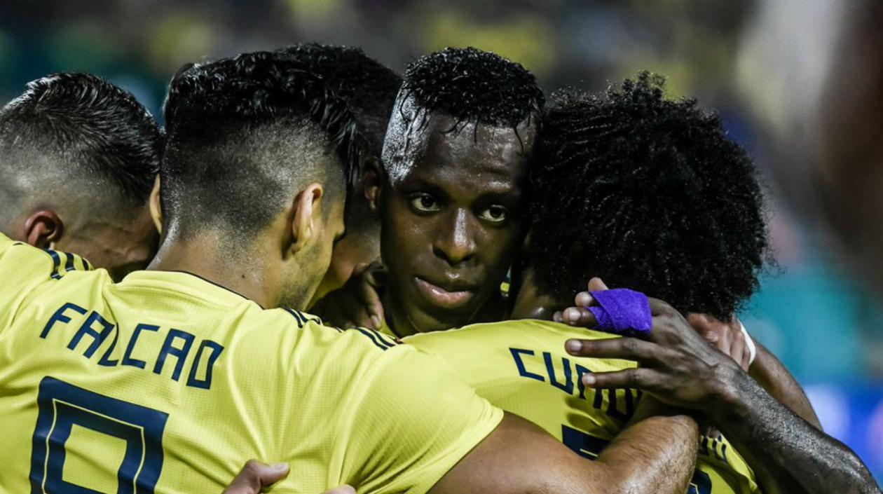 Jugadores de Colombia celebran el primer gol de Falcao. 