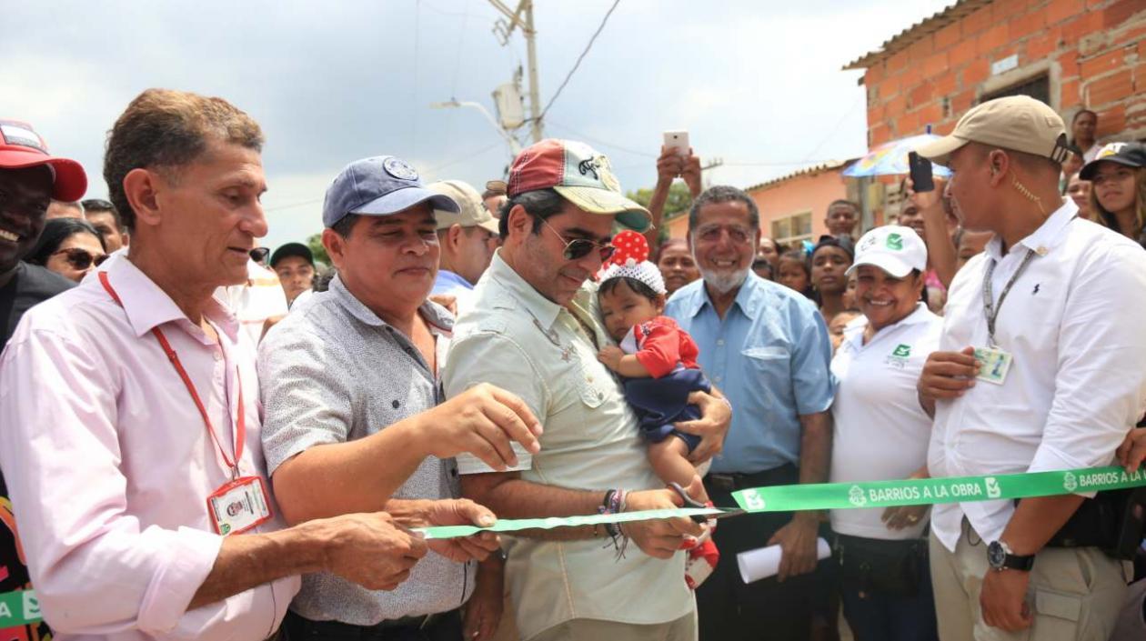 El Alcalde Alejandro Char en la inauguración de las obras en el barrio El Bosque.
