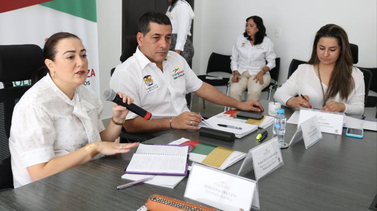 La Superservicios (e) María Paula Jaramillo, durante el reciente análisis de Electricaribe con el Gobernador de Bolívar Dumek Turbay.