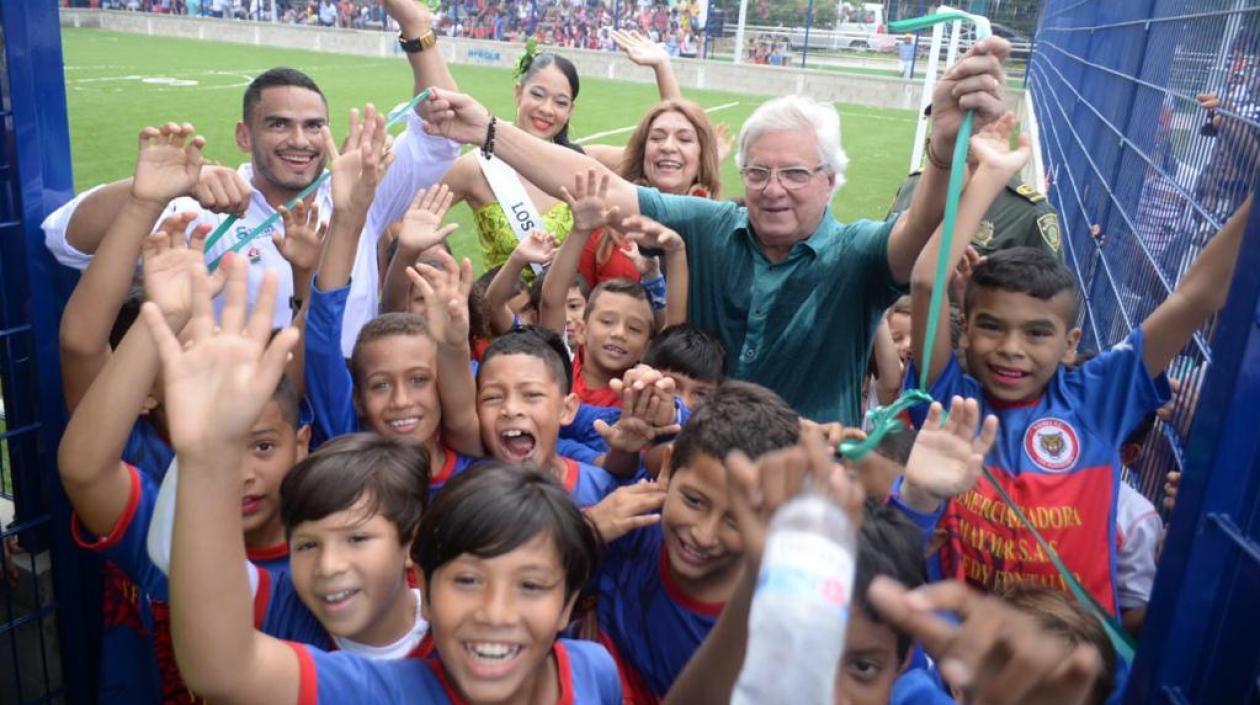 El Alcalde Joao Herrera y la primera gestora Alba Olaya, con niños deportistas.