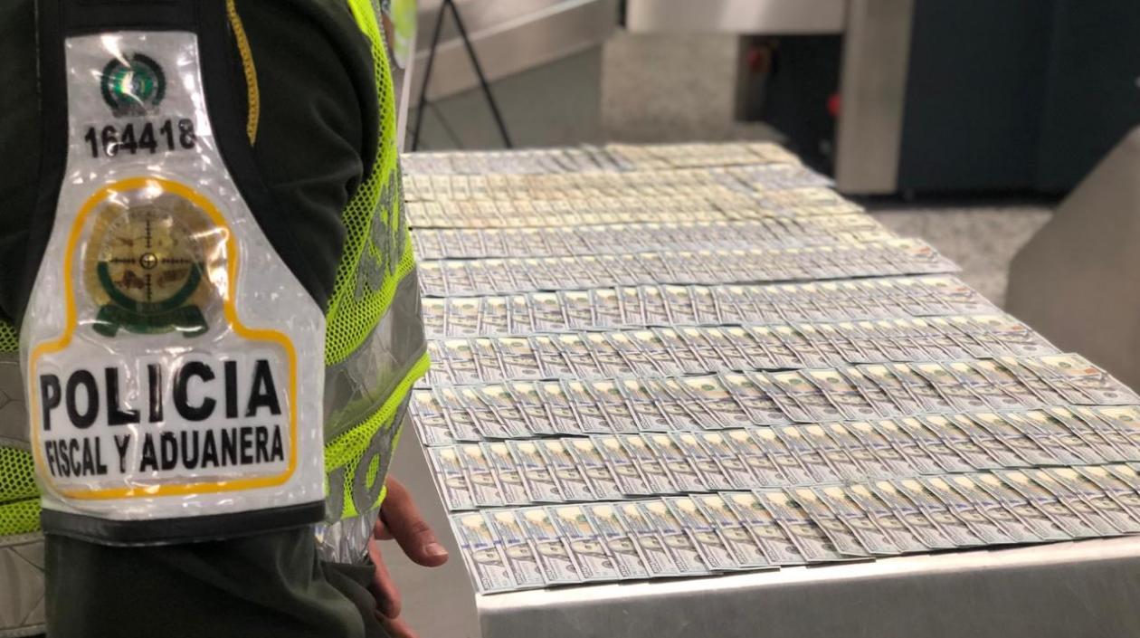 El dinero decomisado al colombiano en el aeropuerto.
