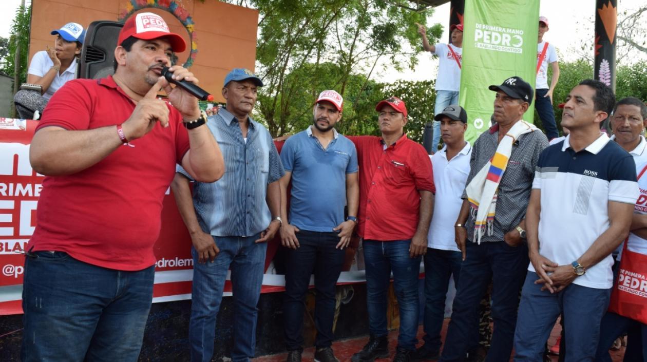 El líder comunal Jose Polo, junto a (Izq. a der.) Teodomiro Ariza y Rehusen Martínez, candidatos a la Alcaldía de Santa Lucía y Pedro Lemus.