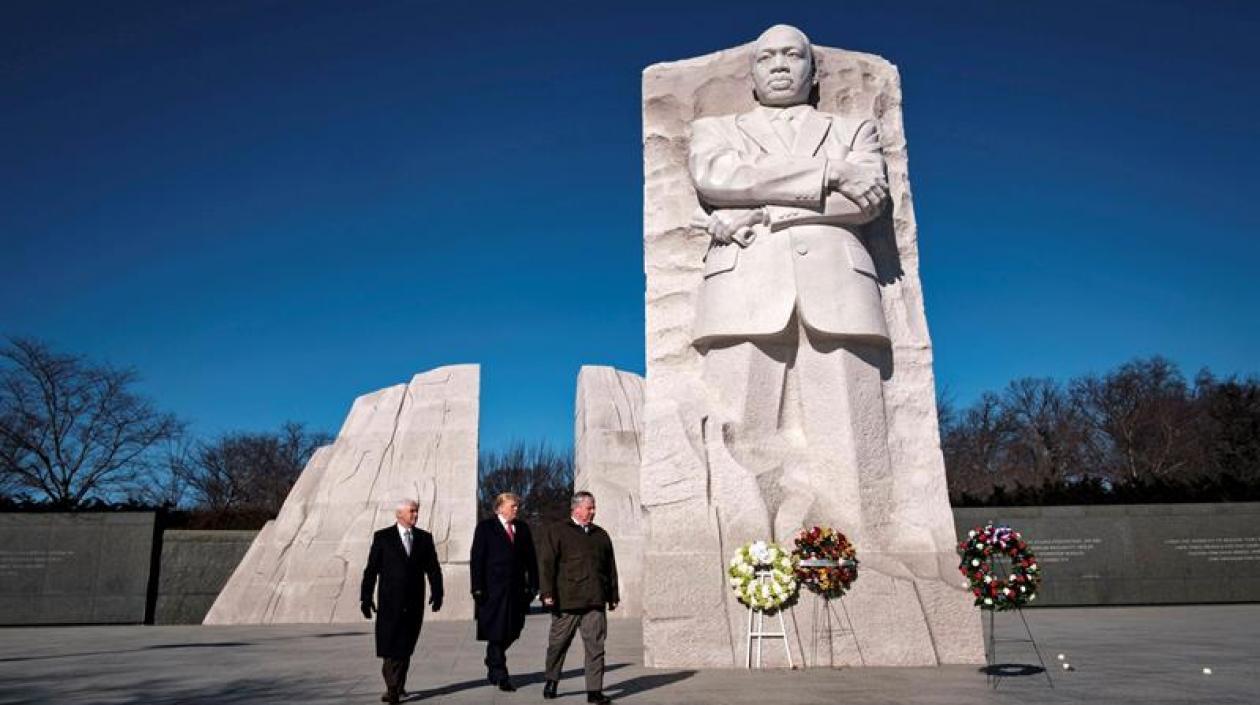 El presidente de los Estados Unidos, Donald J. Trump (c), y el vicepresidente, Mike Pence (i), visitan el Monumento a Martin Luther King.
