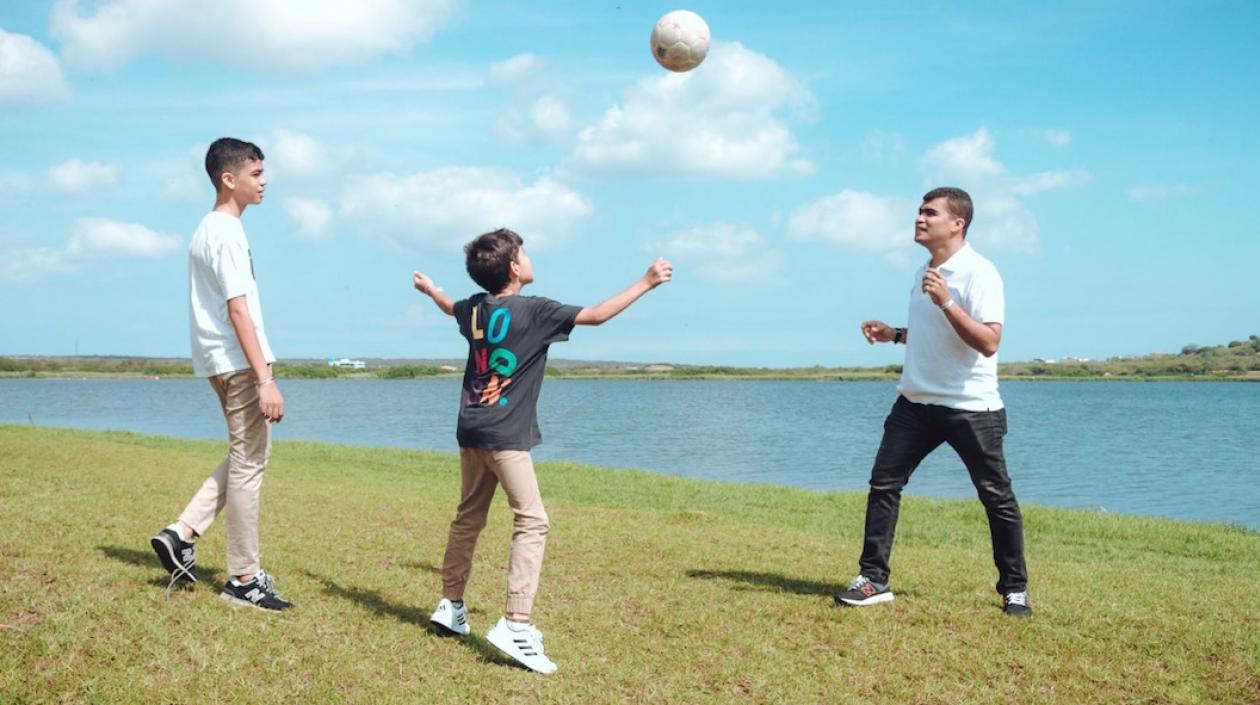 Rodney Castro jugando fútbol con sus hijos Alejandro y Diego.