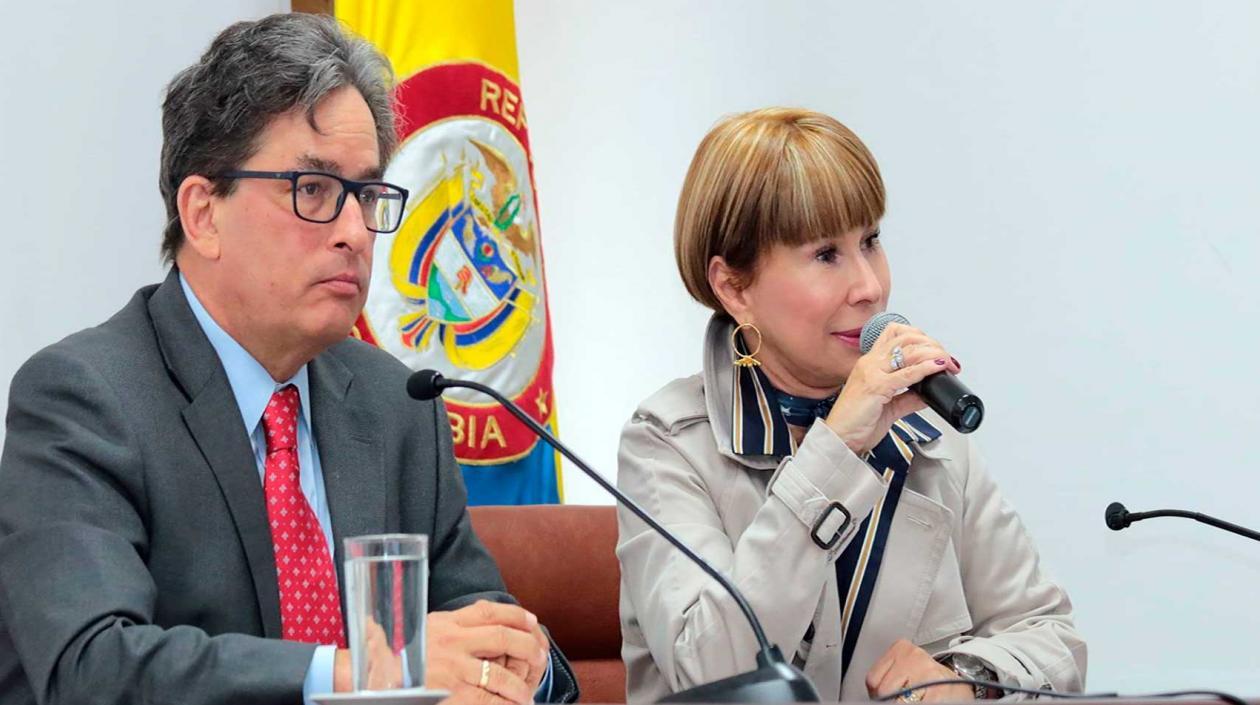 El ministro de Hacienda, Alberto Carrasquilla, y la ministra de Trabajo, Alicia Arango.