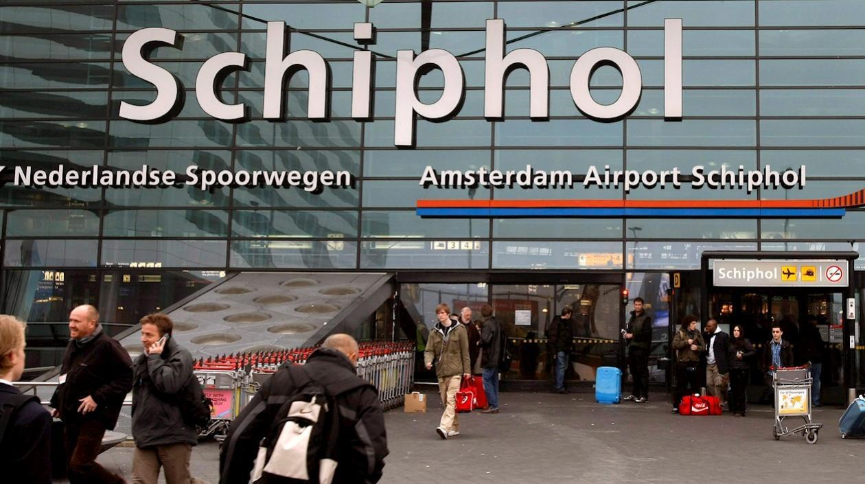 Vista general de la entrada principal del aeropuerto Schiphol en Amsterdam (Holanda).