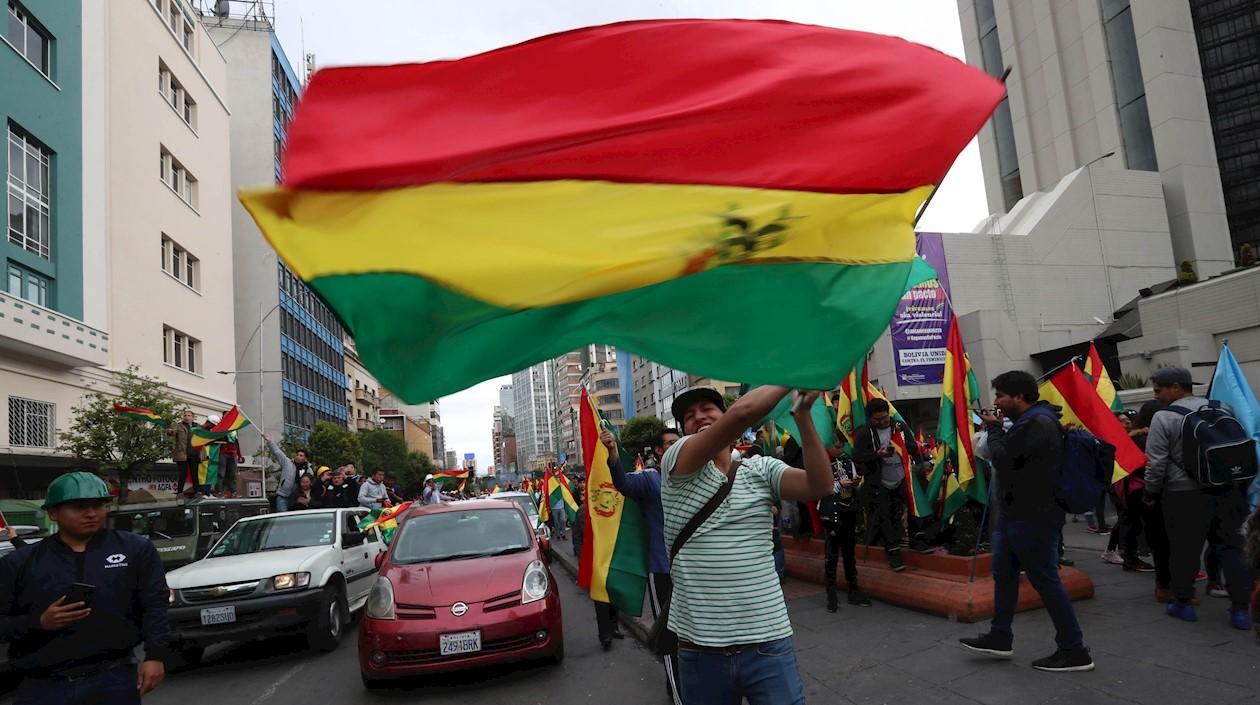 Bolivianos festejan salida de Evo Morales del poder.