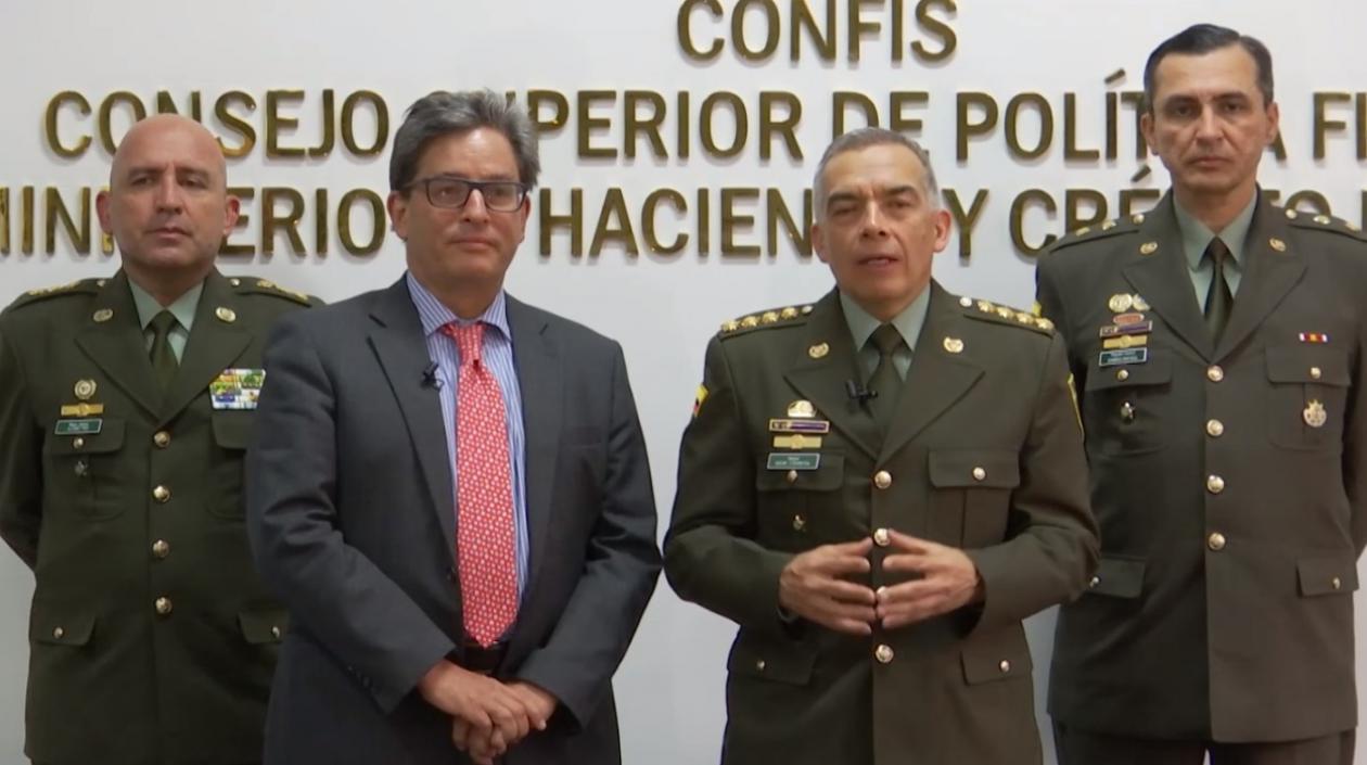 El director de la Policía, general Óscar Atehortúa; y el ministro de Hacienda, Alberto Carrasquilla.