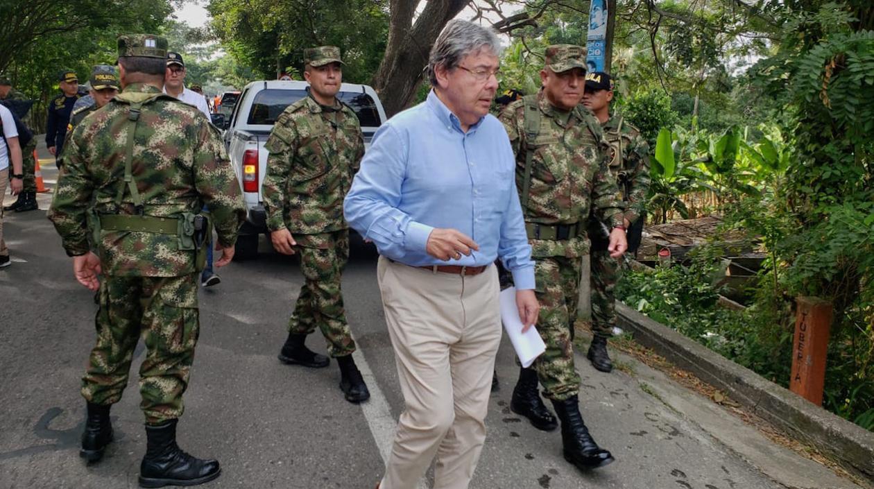 Ministro de Defensa, Carlos Holmes Trujillo, visitó la zona entre Magdalena y La Guajira.