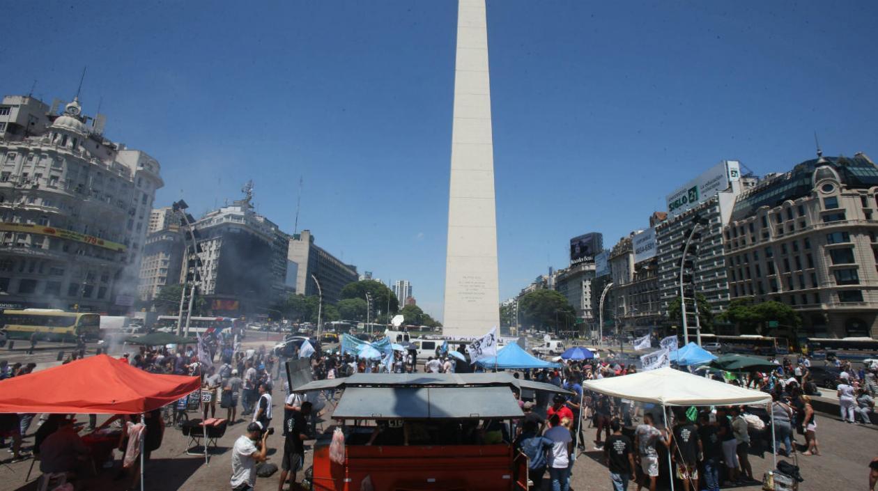 Obelisco de Buenos Aires, rodeado de vendedores de choripan. 