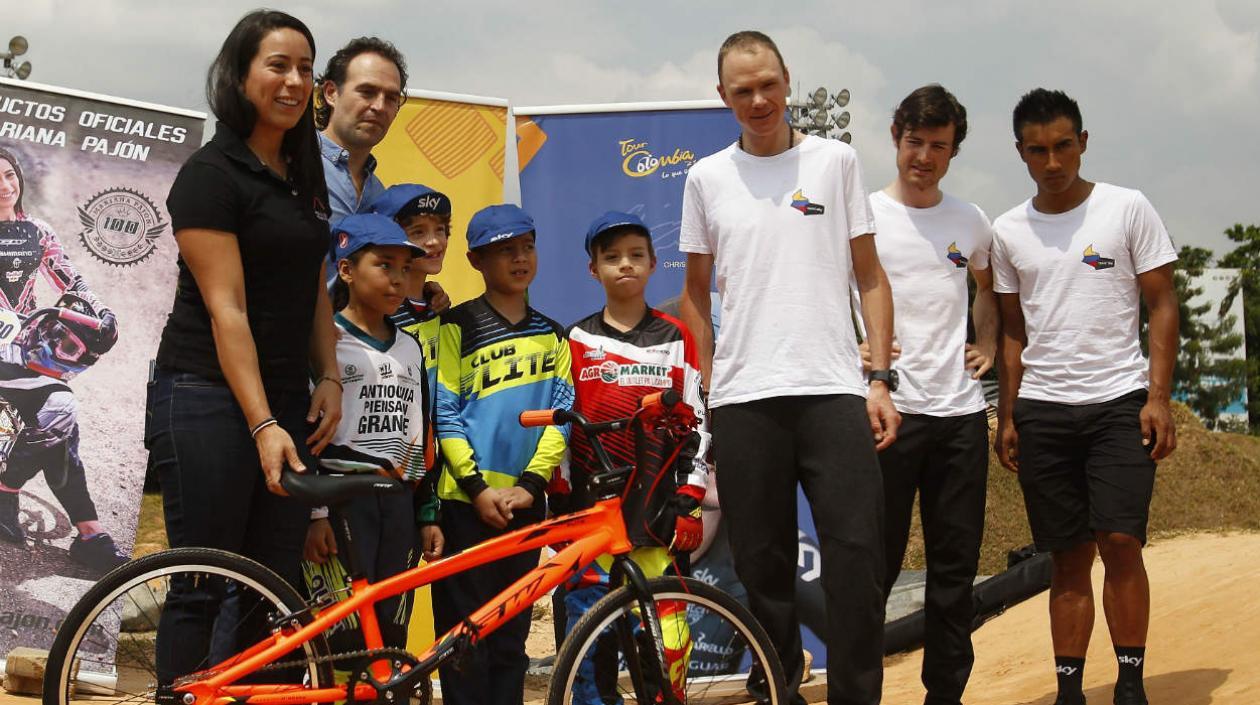 Mariana Pajón y Chris Froome comparten con los niños y el alcalde de Medellín Federico Gutiérrez. 