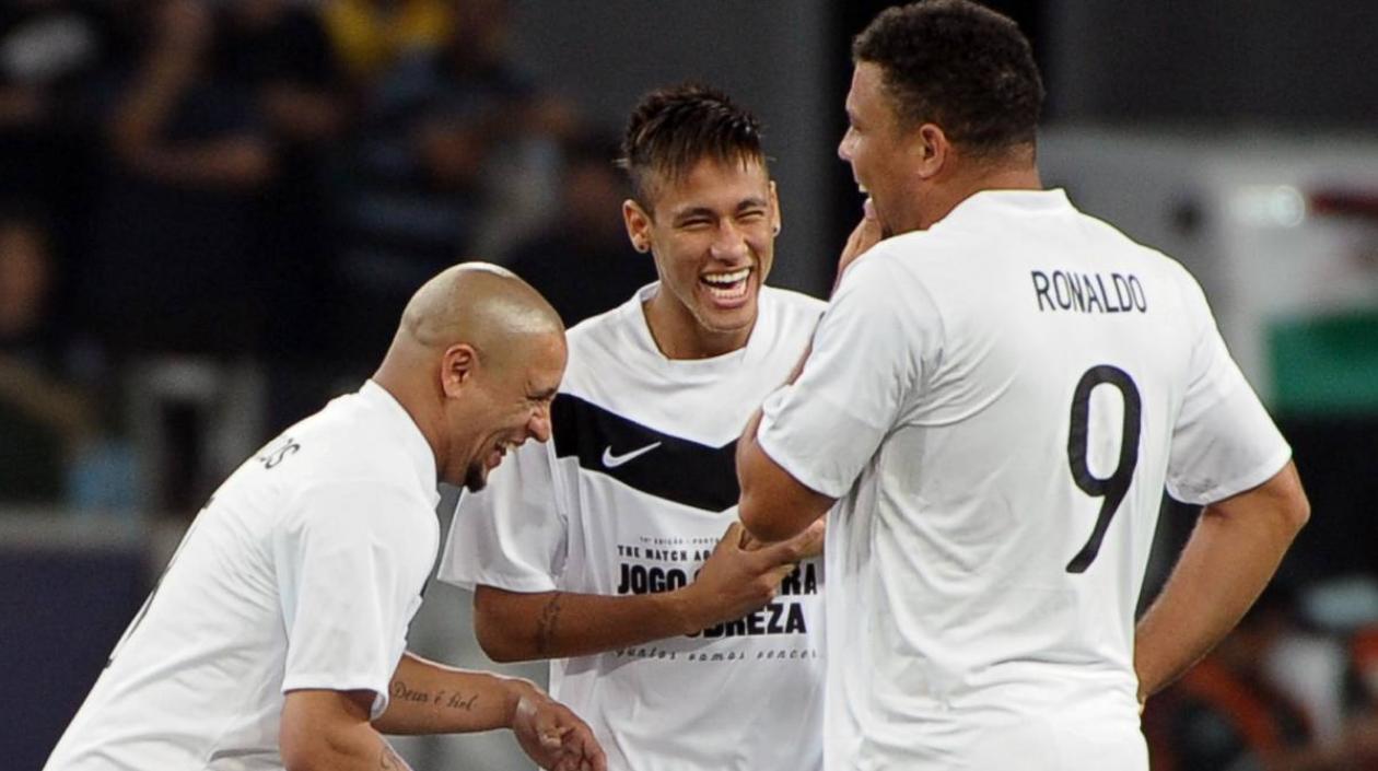 Roberto Carlos bromea con Neymar y Ronaldo. 