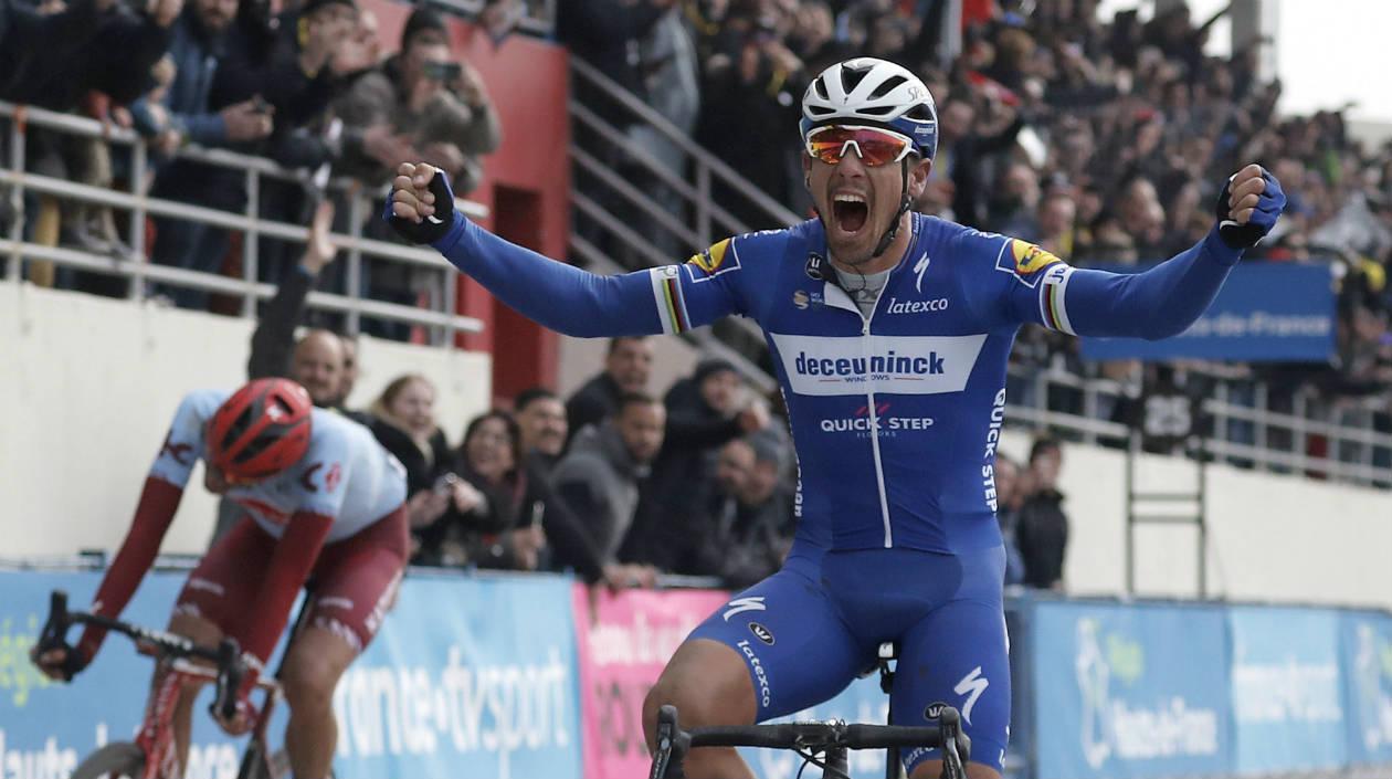 Phillipe Gilbert se adjudica la victoria en el velódromo de Roubaix. 