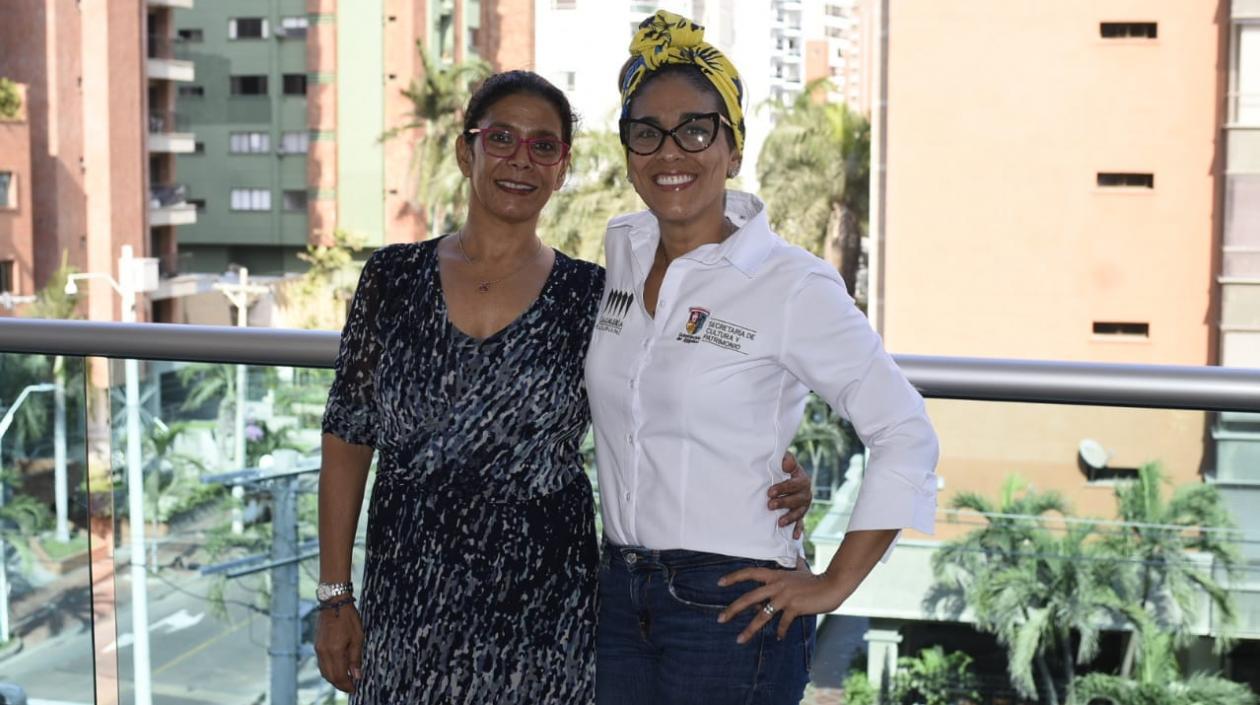 La artista Patricia Quevedo y Lisette Bolívar, coordinadora La Galería Plaza de la Paz.
