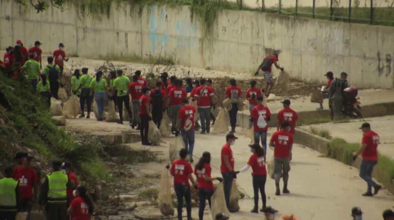 Voluntarios recogiendo residuos de vía-canal en Las Moras