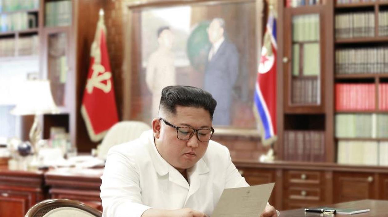 Kim Jong-un, leyendo la carta del presidente de EEUU, Donald Trump.