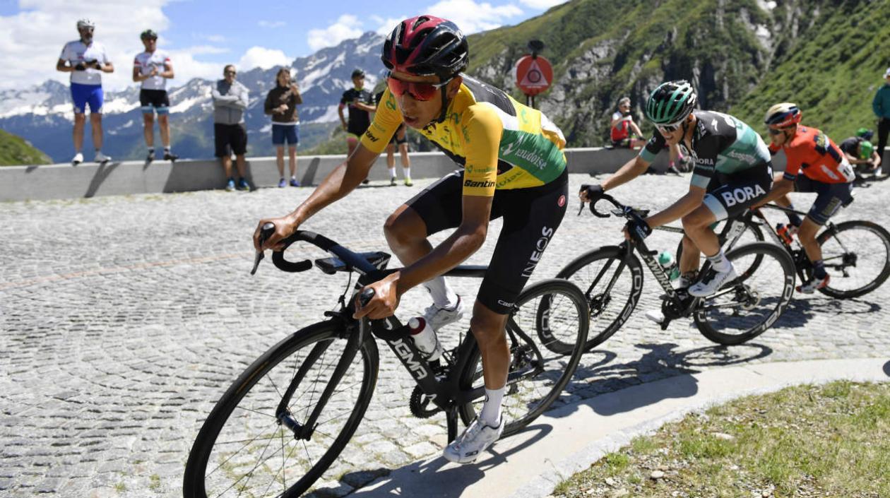 Egan Bernal, ciclista colombiano, ataca durante la Vuelta a Suiza. 