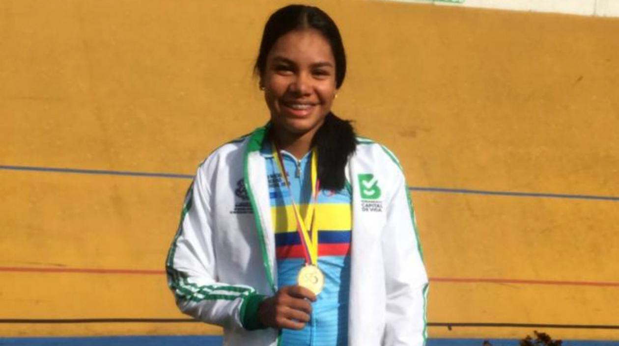 Marianis Salazar con la medalla de oro del Panamericano de ciclismo de pista.