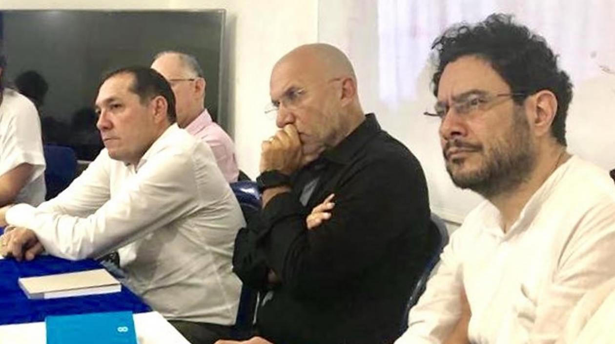 Los senadores de oposición Iván Cepeda, Antonio Sanguino y Roy Barreras