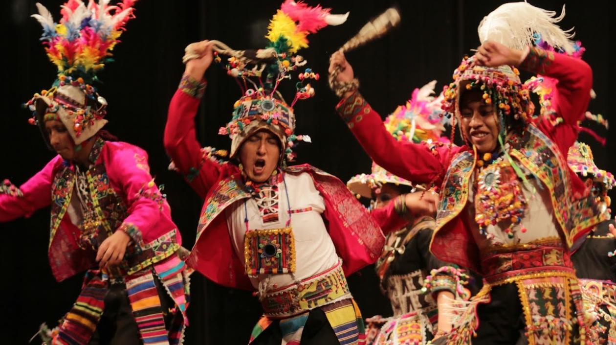 Grupo de danza boliviano.