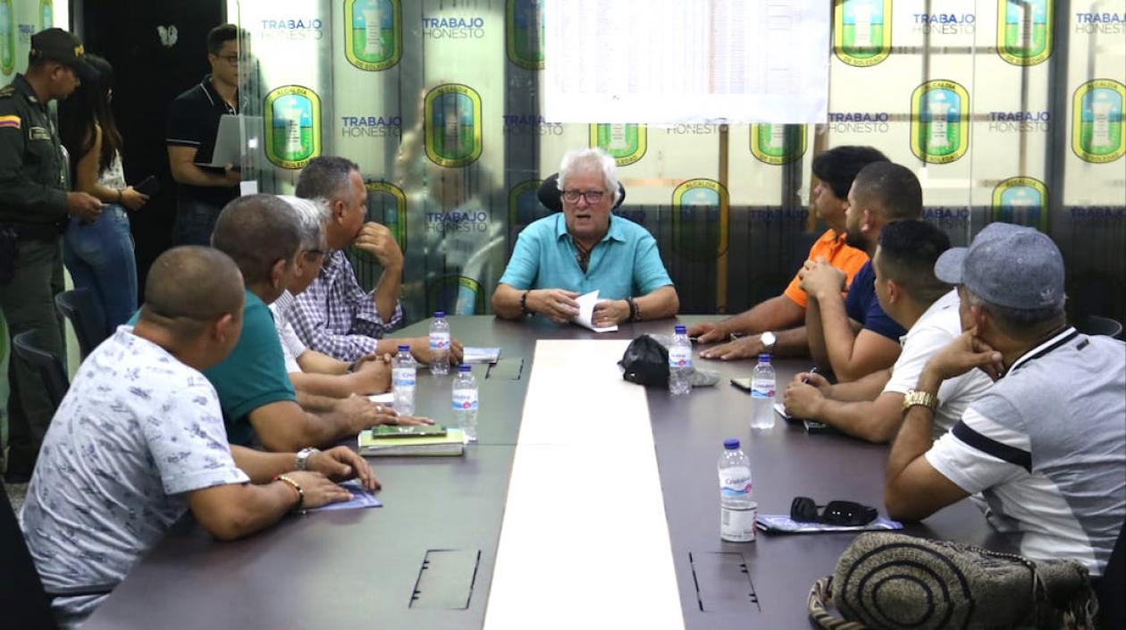 El Alcalde Joao Herrera reunido con representantes de los comerciantes.