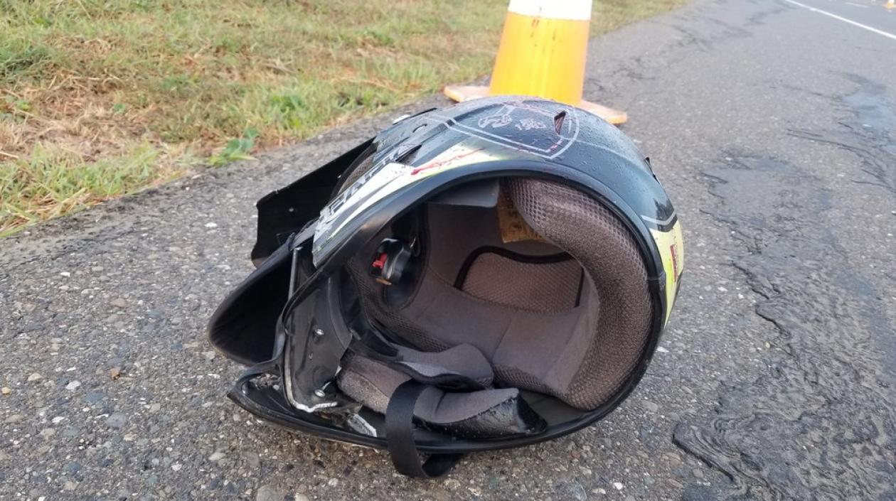 El casco de uno de los pasajeros de la moto.