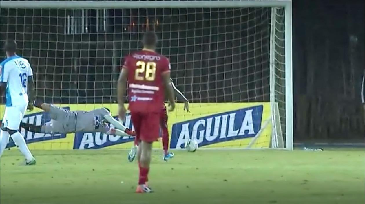 Sebastián Viera no logra controlar el disparo de Anthony Uribe.