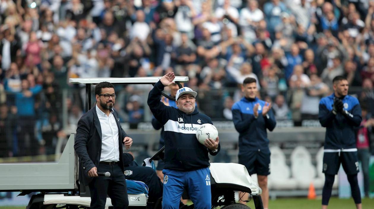 Diego Maradona saluda a la afición. 