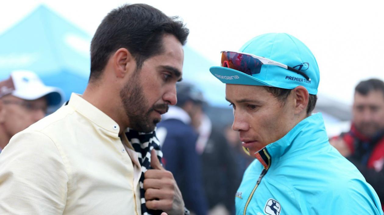 Alberto Contador conversa con Miguel Ángel López. 