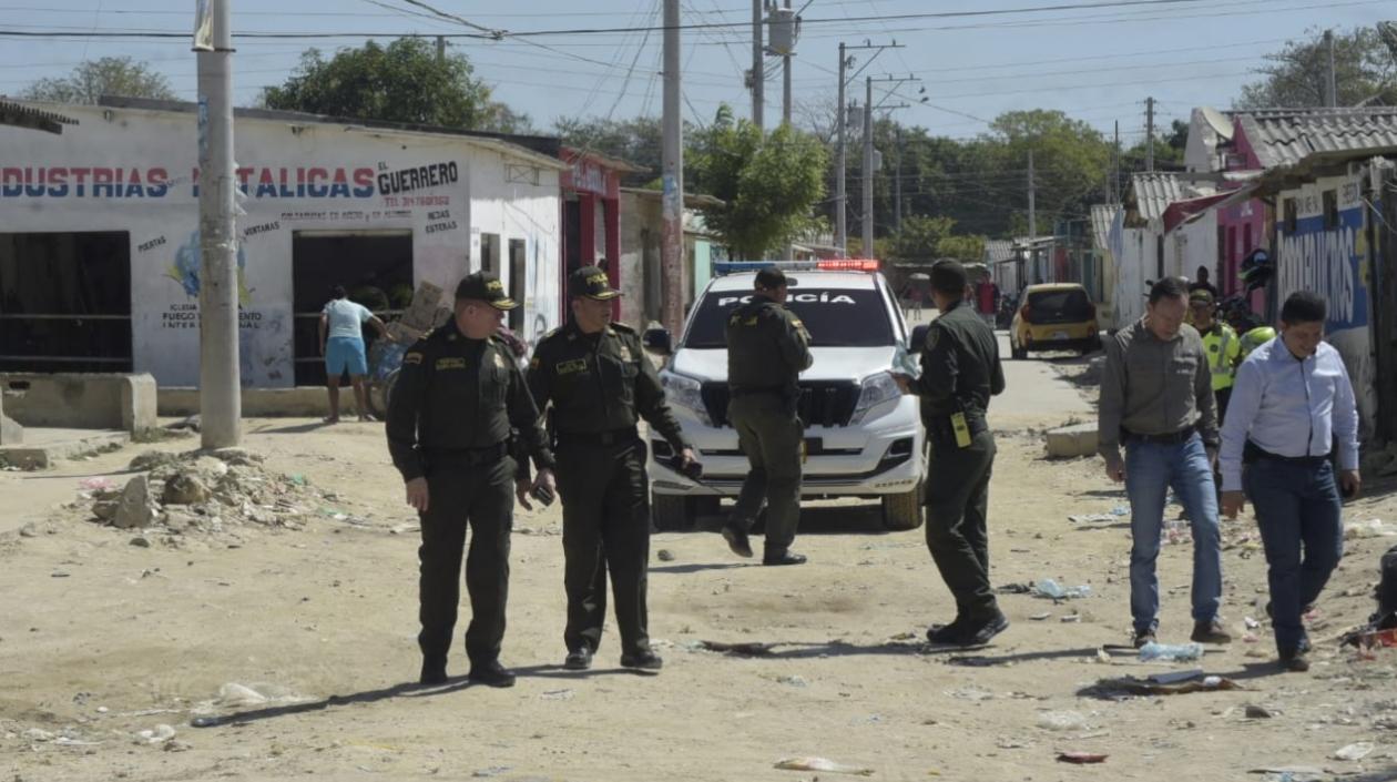 El general Ricardo Alarcón, comandante de la Policía Metropolitana; y el subcomandante estuvieron el viernes en el barrio San Vicente donde se presentó uno de los homicidios.