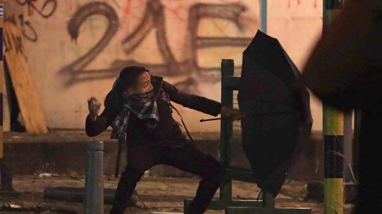 Un manifestante se enfrenta con integrantes del Escuadrón Móvil Antidisturbios (Esmad)