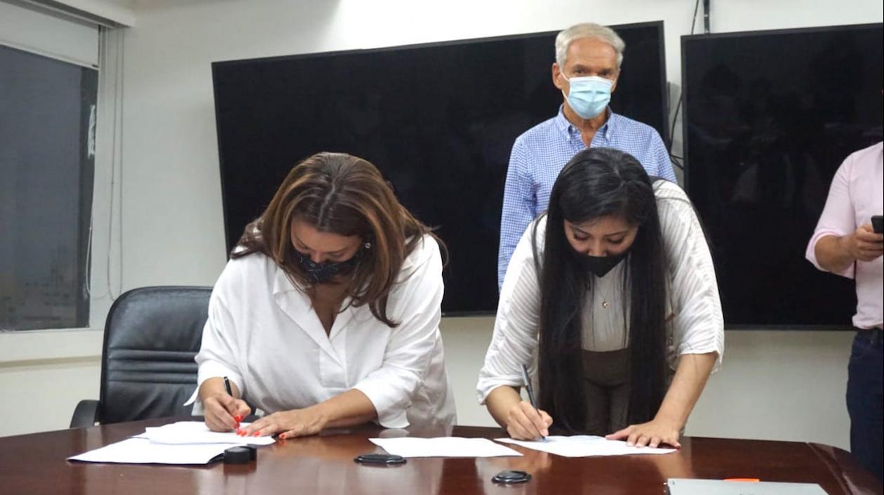La Superintendente Natasha Avendaño suscribiendo el plan de compromisos con la representante de Air-E Heidy Calderón.