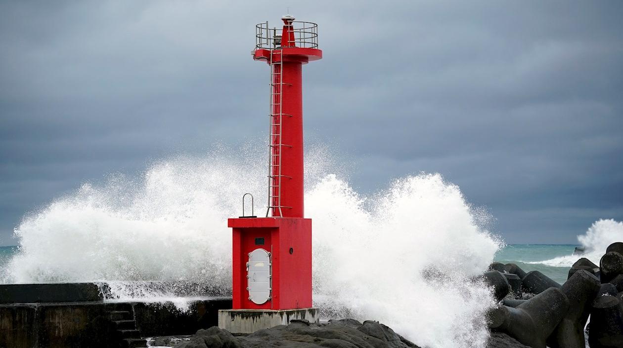 Las olas golpean el faro del puerto de Emi en Kamogawa, Japón este sábado durante el azote del tifón Chan-hom.  