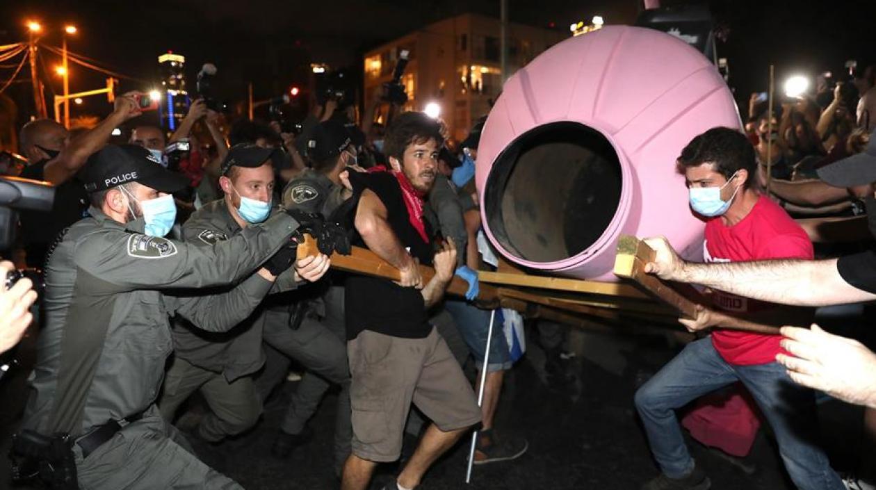 Enfrentamiento entre la policía y ciudadanos en Tel Aviv.