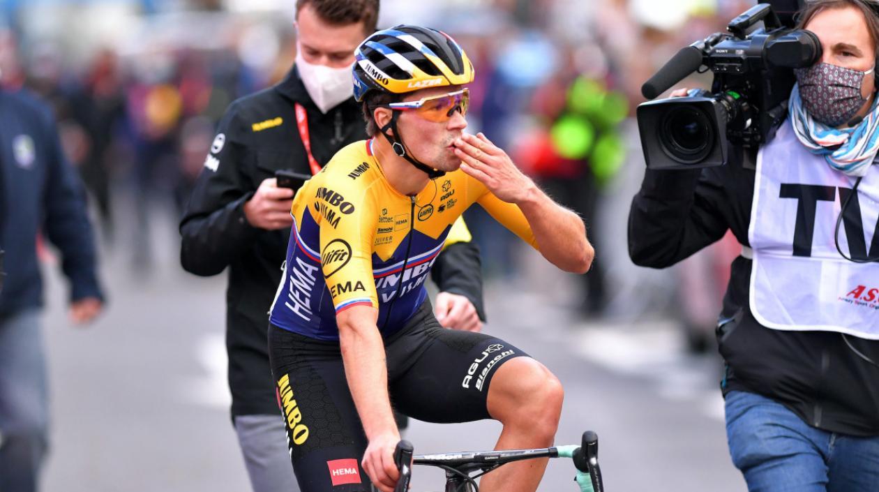 Primoz Roglic festeja su primera victoria en esta Vuelta a España. 