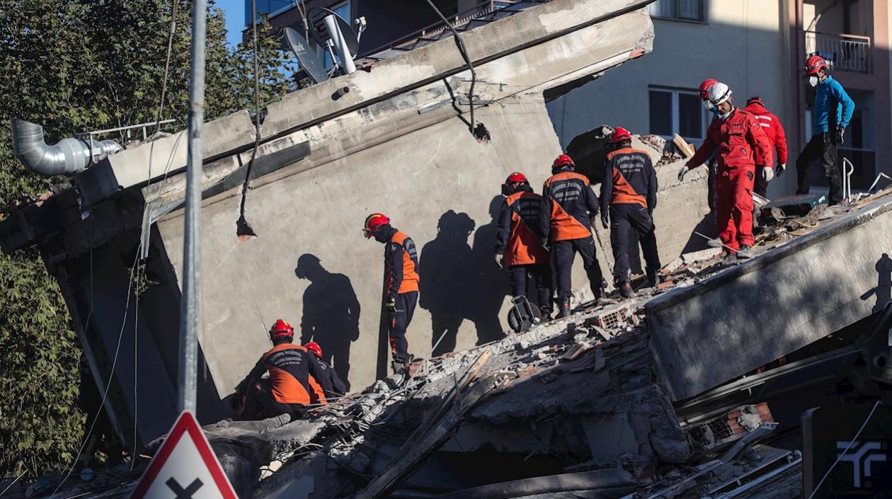 Los equipos consiguieron rescatar de los escombros a varias personas que llevaban más de 24 horas atrapadas.