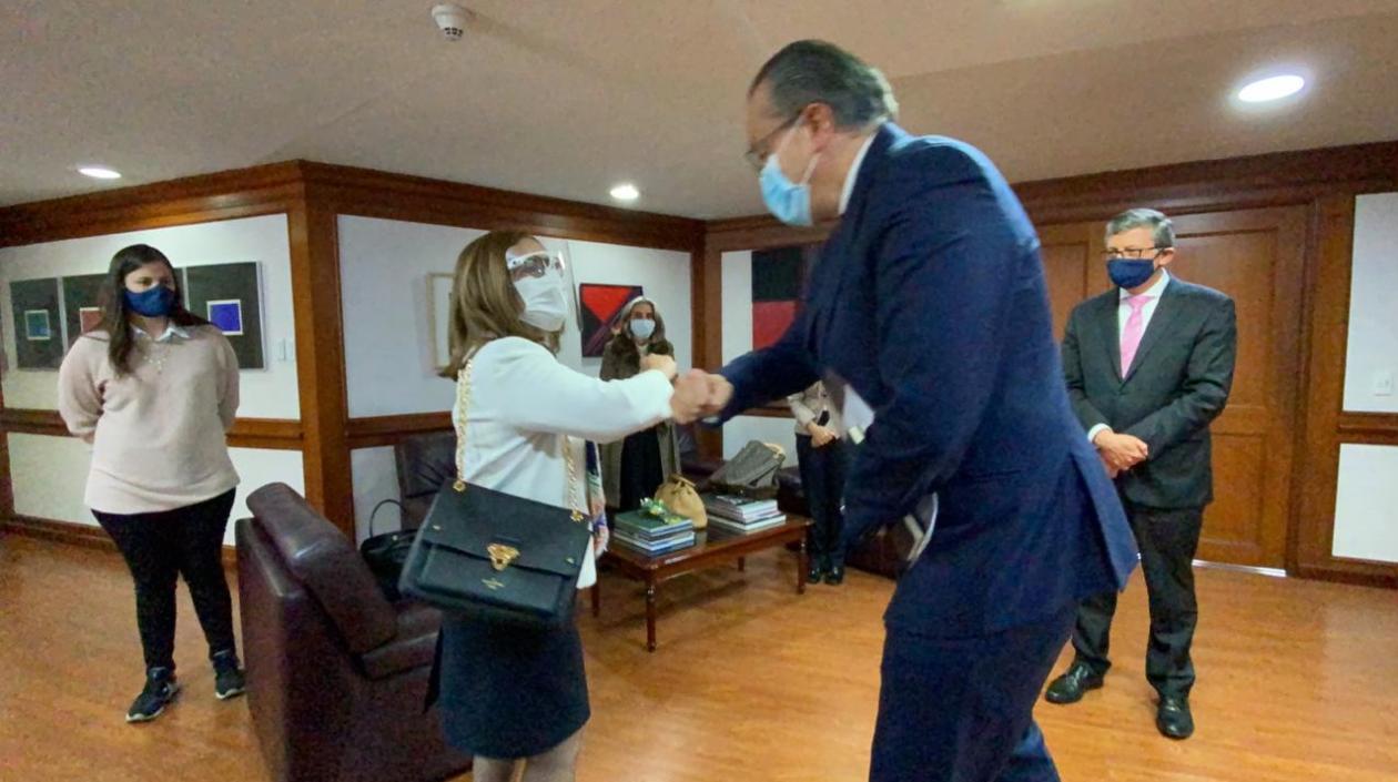 Procuradora electa Margarita Cabello saluda en su despacho al Procurador Fernando Carrillo.
