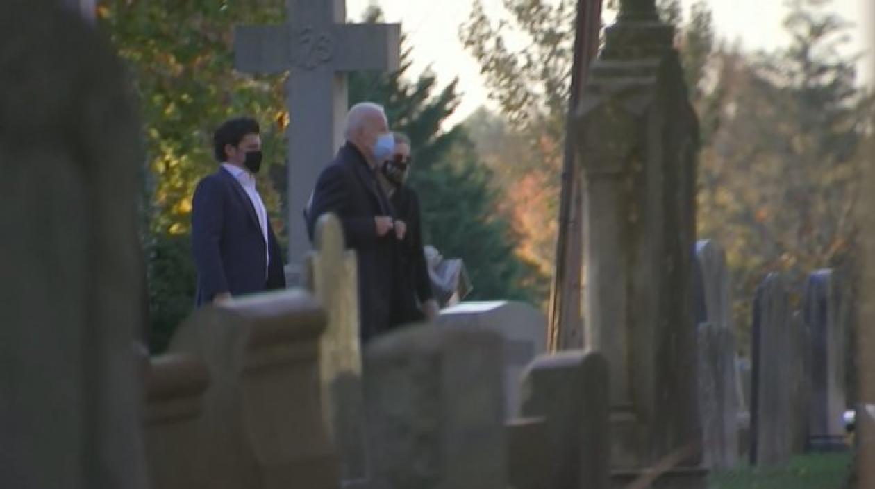 Joe Biden de visita en un cementerio donde se encuentran enterrados su primera esposa y dos hijos.