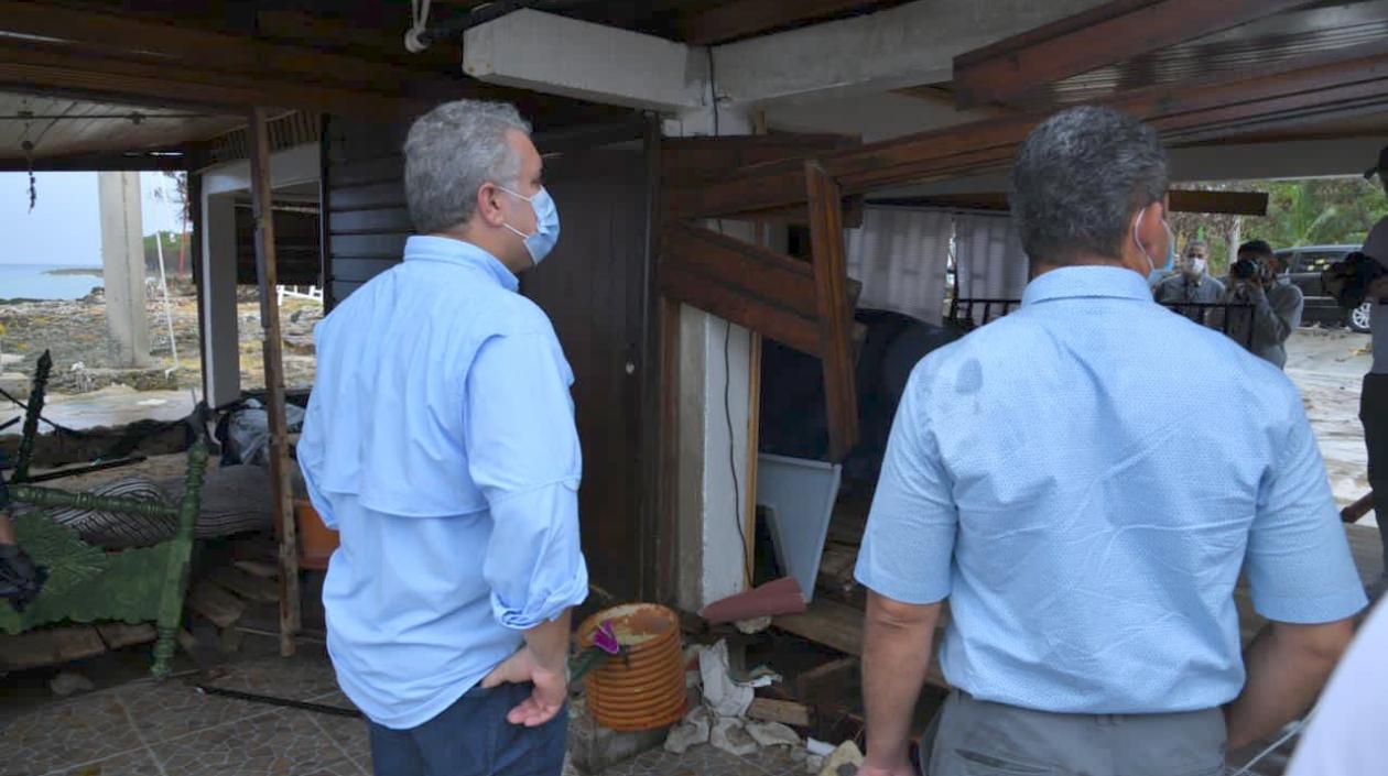 El presidente Duque y el gobernador de San Andrés, Alen Jay, inspeccionando los daños.