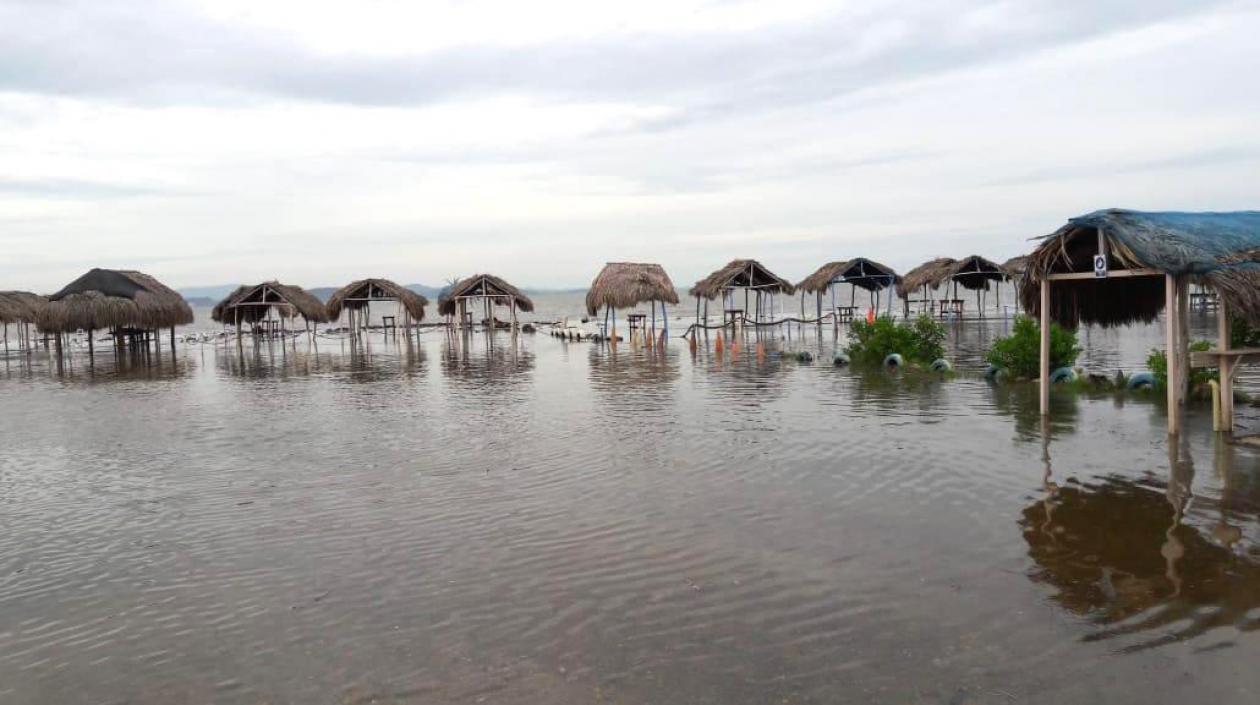 Negocios turísticos inundados en la zona costera del Atlántico.