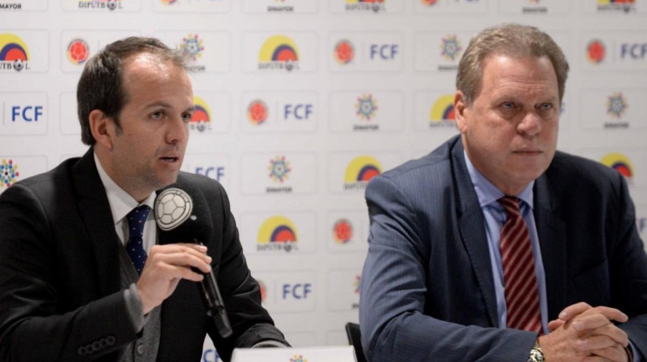 Ernesto Lucena, ministro del Deporte, y Ramón Jesurún, presidente de la Federación Colombiana de Fútbol. 
