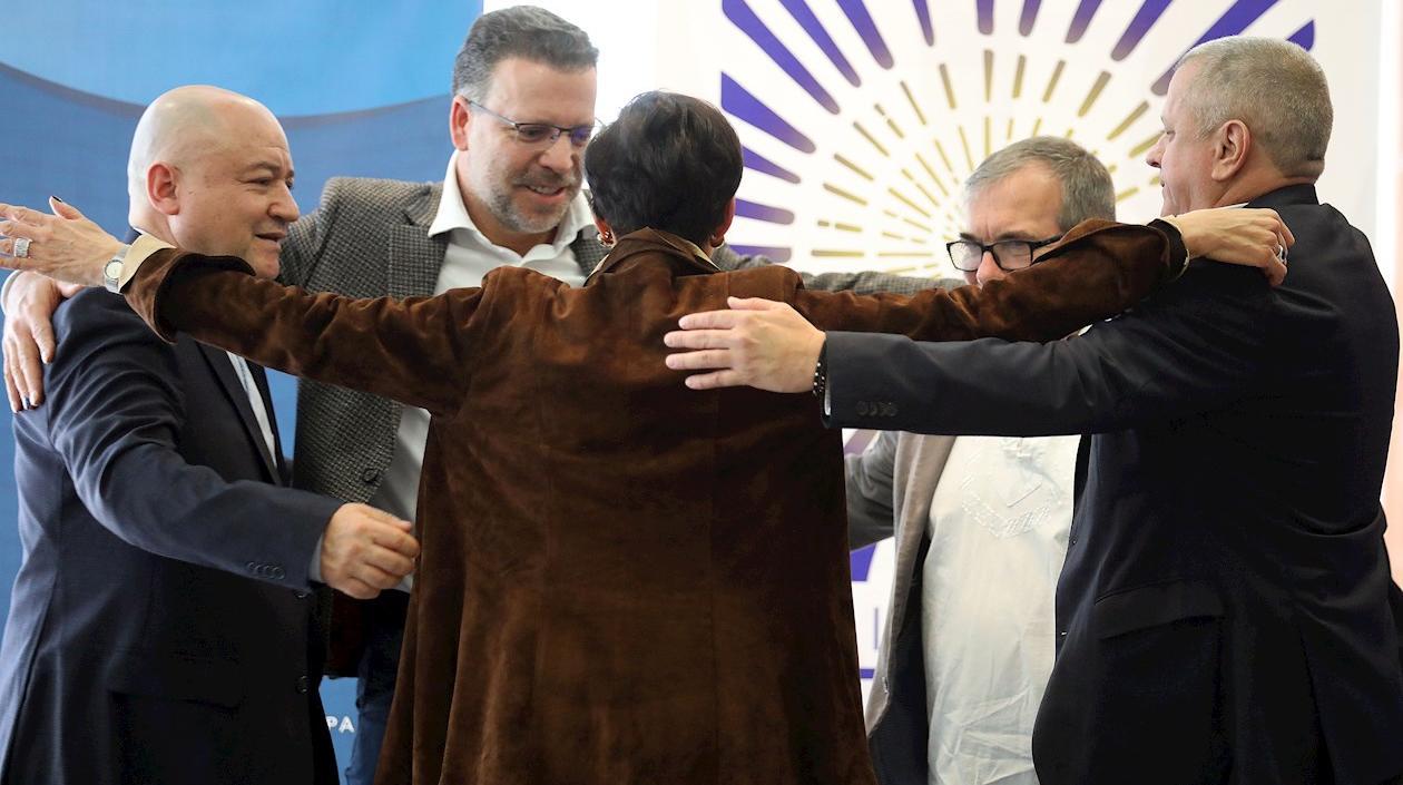 Miembros de las FARC se abrazan con la representante de las víctimas del atentado contra el club El Nogal.