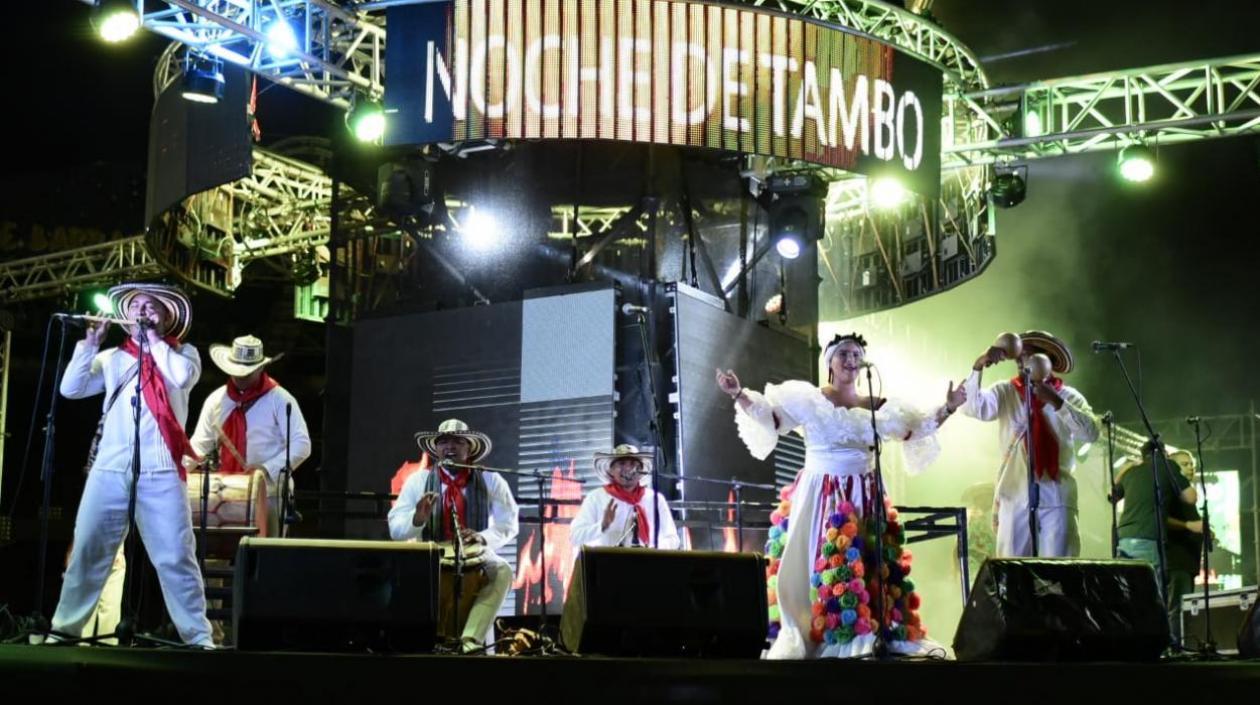 Grupo folclórico durante la Noche de Tambó.