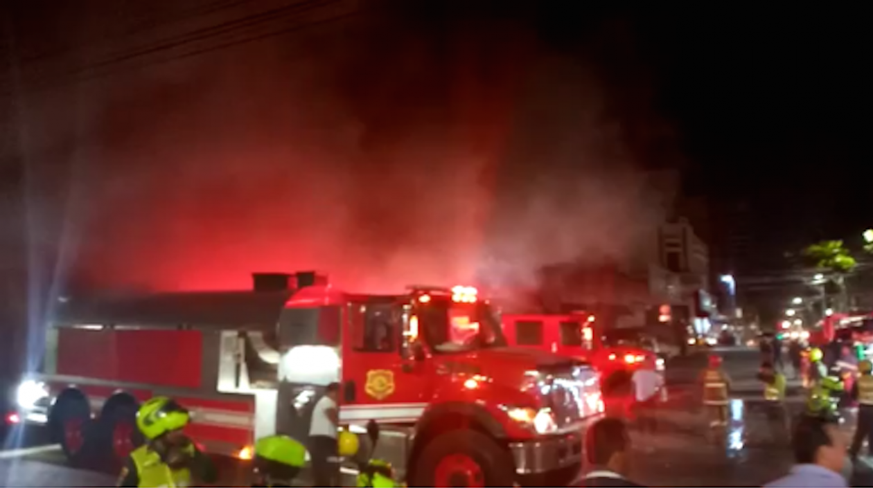 El incendio se registró en la calle 38 con carrera 40, en el Centro de Barranquilla.