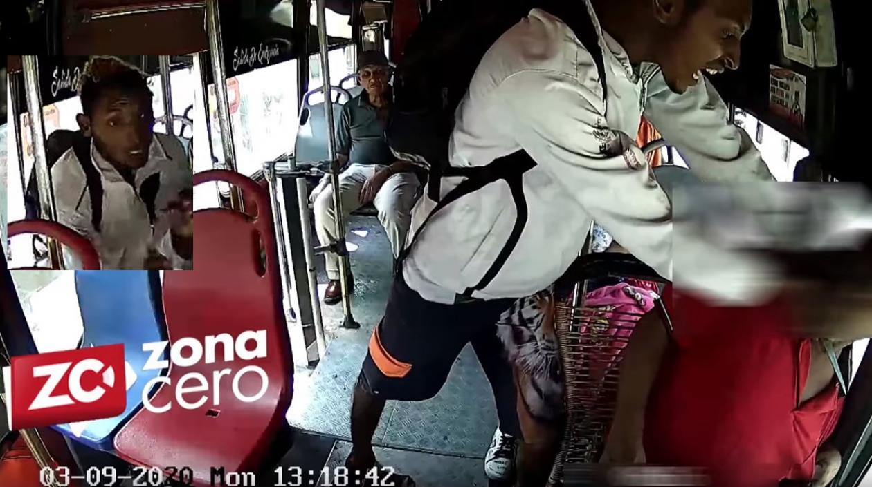 Ladrón, con cuchillo en mano, atracó a conductor de bus