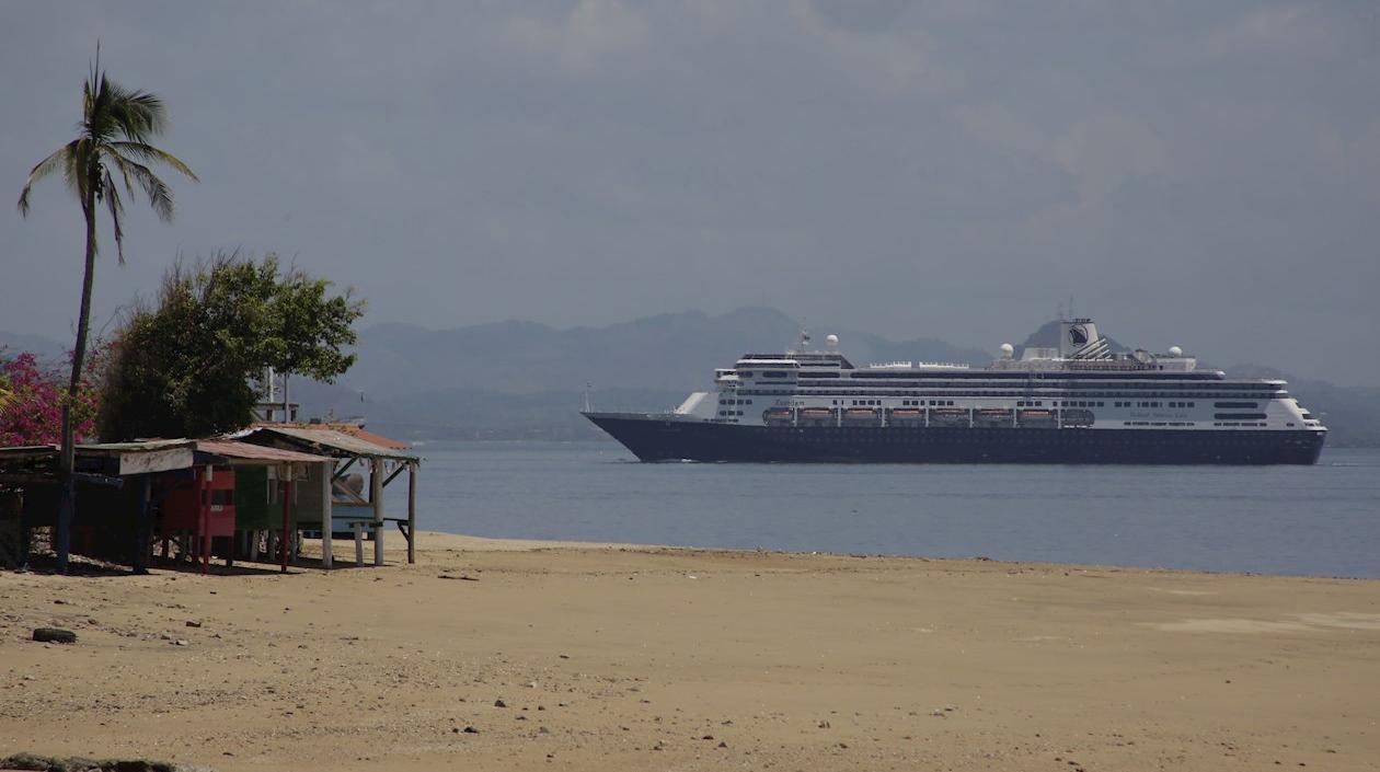 Vista del crucero con destino a EE.UU. a su paso por Panamá.
