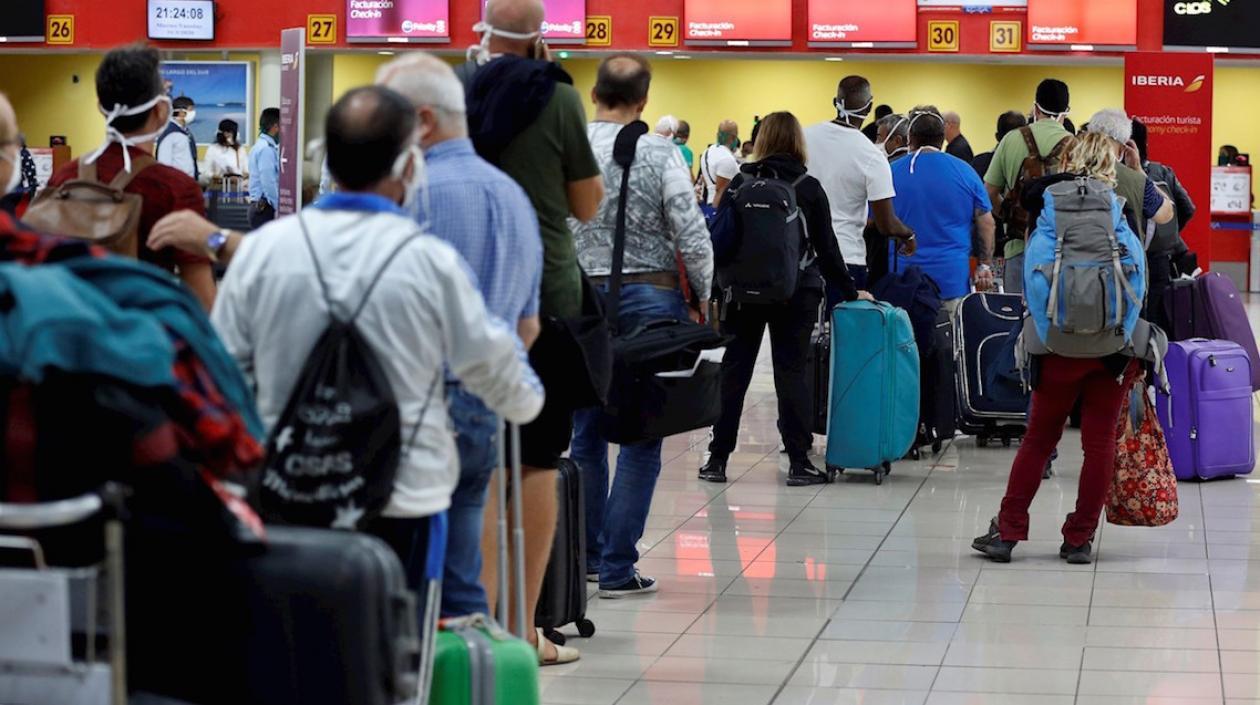 Turistas en el aeropuerto Internacional José Martí para el último vuelo con destino a España antes del cierre del tráfico aéreo.