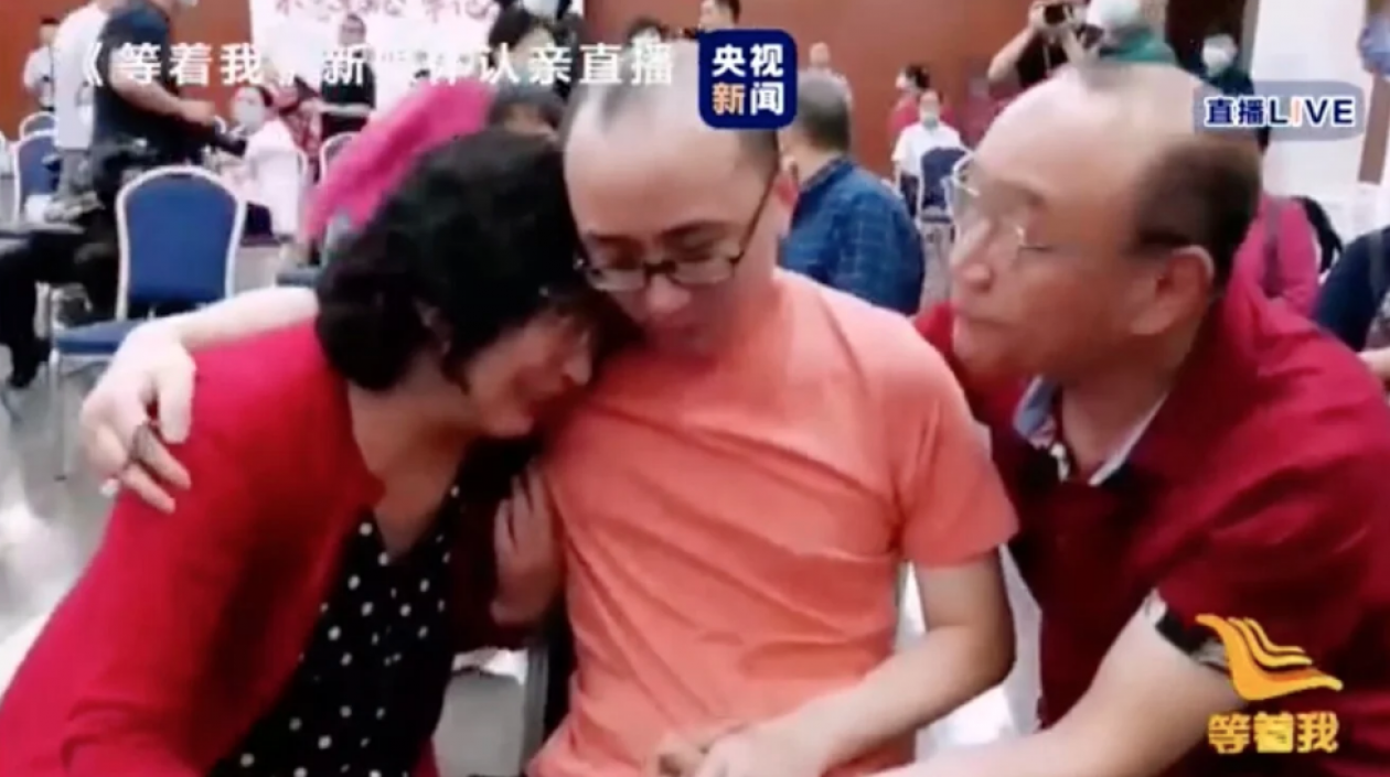 Padres se reunieron con su hijo después de buscarlo por 32 años.
