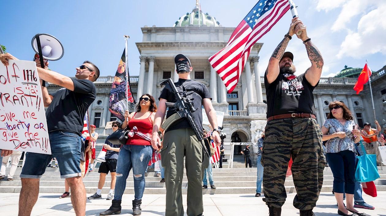 Mostrando su armamento, en Michigan protestan por el confinamiento.