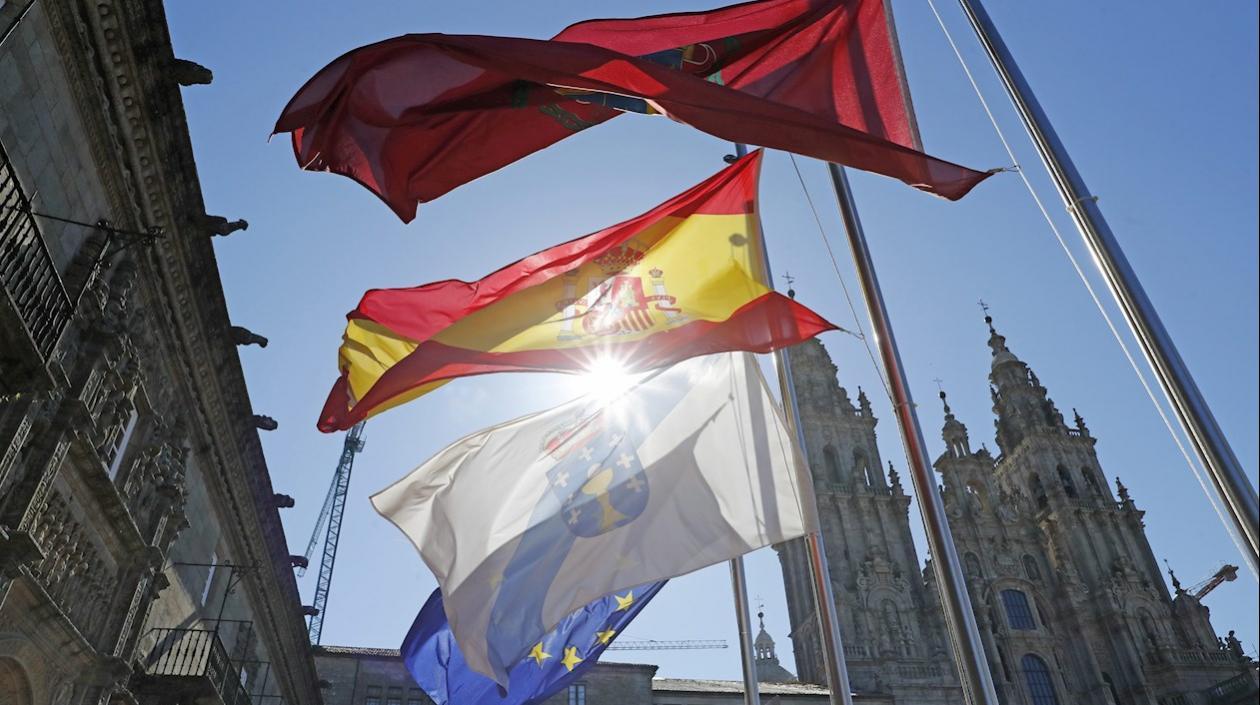 Banderas a media asta en la plaza del Obradoiro de Santiago de Compostela.